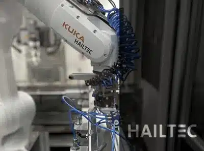 Roboter bestückt das Laserschneiden auf Präzisionslaseranlage