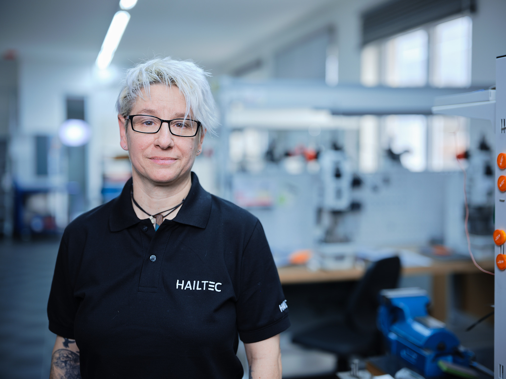 Frau steht in Handbiegeabteilung bei HAILTEC